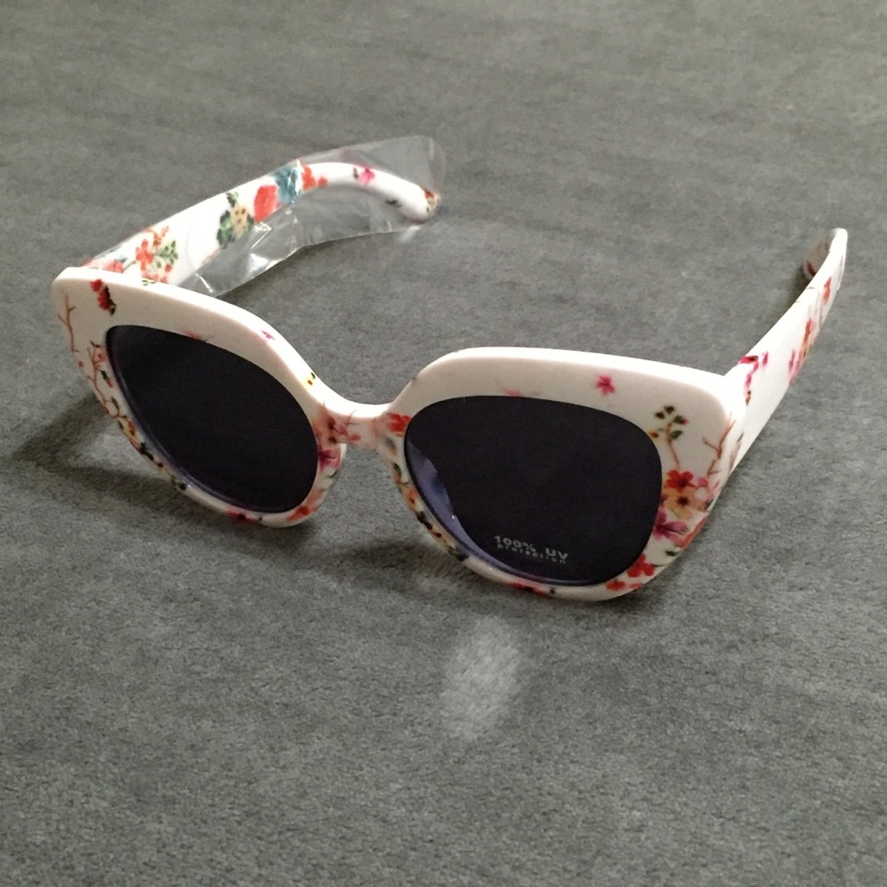 Last One! Torrid WHITE FLORAL CAT EYE SUNGLASSES - Picture 7 of 9